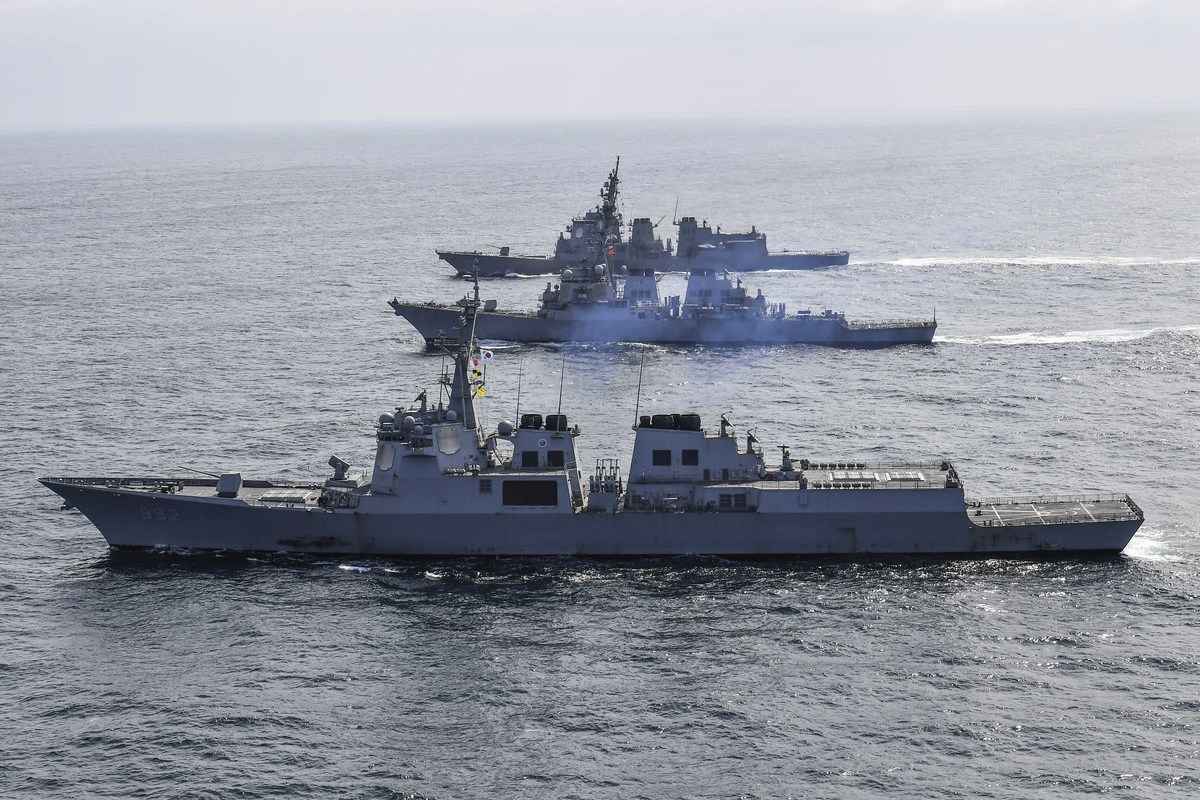 2023年4月17日，在國際水域的聯合海軍演習中，南韓海軍的 「李珥號」（Yulgok Yi I）驅逐艦（前）、美國海軍的「本福號」（USS Benfold）d導彈驅逐艦（中）和日本海上自衛隊的「愛宕號」（ JS Atago）驅逐艦（上）在未披露的地點列隊航行。美韓日當天在國際水域舉行了三方導彈防禦演習，加強威懾北韓。（South Korea Defense Ministry via Getty Images）