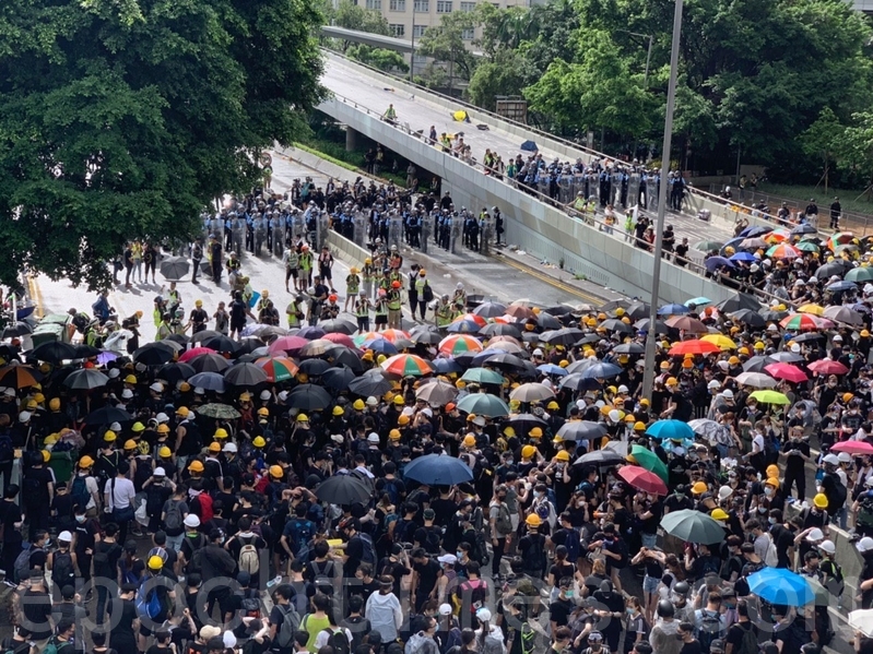 圖為2019年7月1日，香港大批民眾一早就聚集在夏愨道，與警察對峙。（李逸／大紀元）