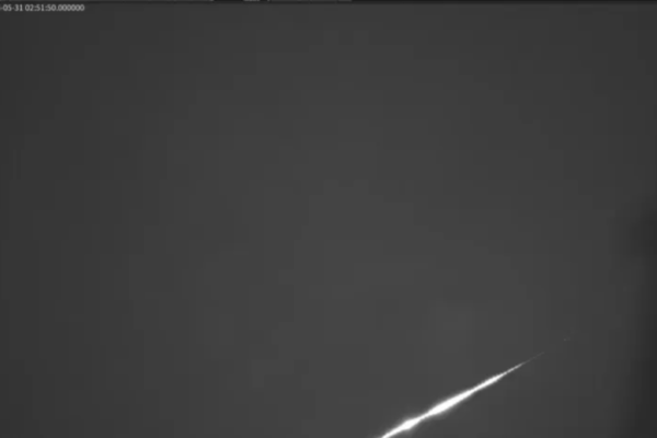 北京凌晨傳出神秘巨響 夜空再現火流星