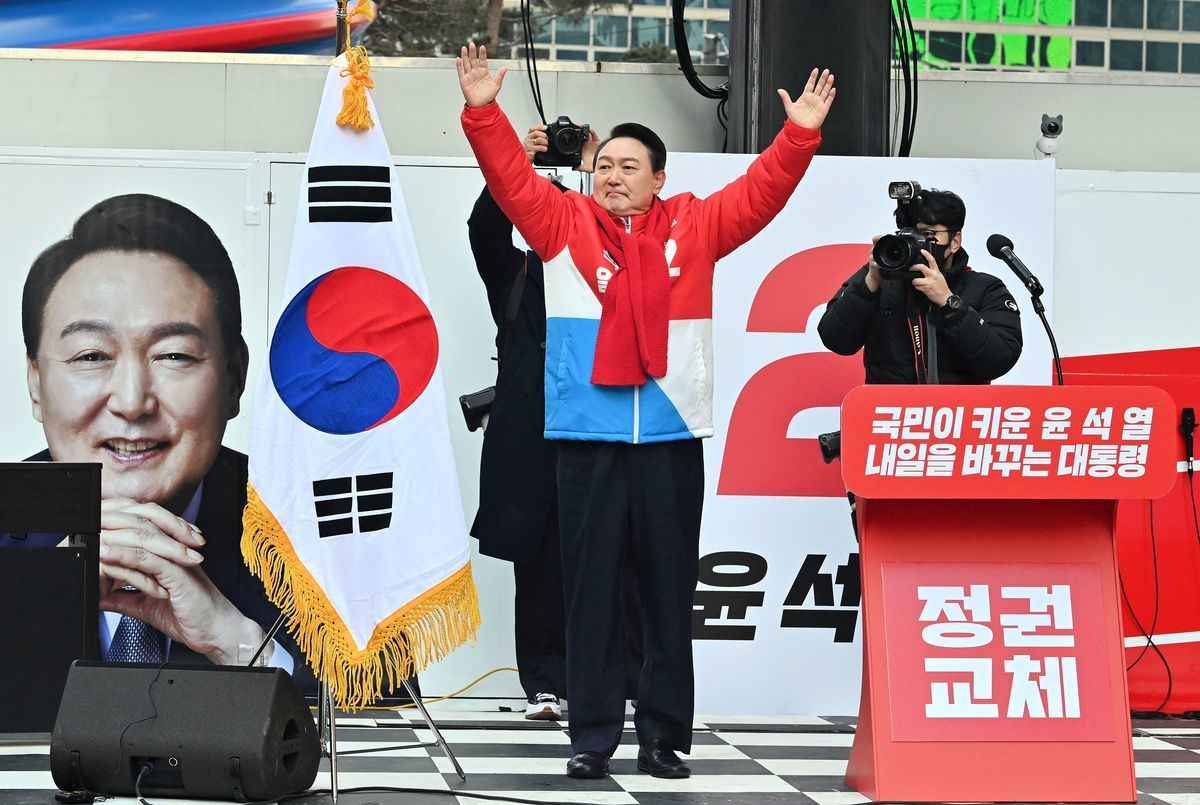 第20屆南韓總統選舉於2022年3月10日上午落下帷幕，在野黨國民力量黨候選人尹錫悅當選。圖為尹錫悅確定當選後在該黨辦公樓前發表感言。（JUNG YEON-JE/AFP via Getty Images）