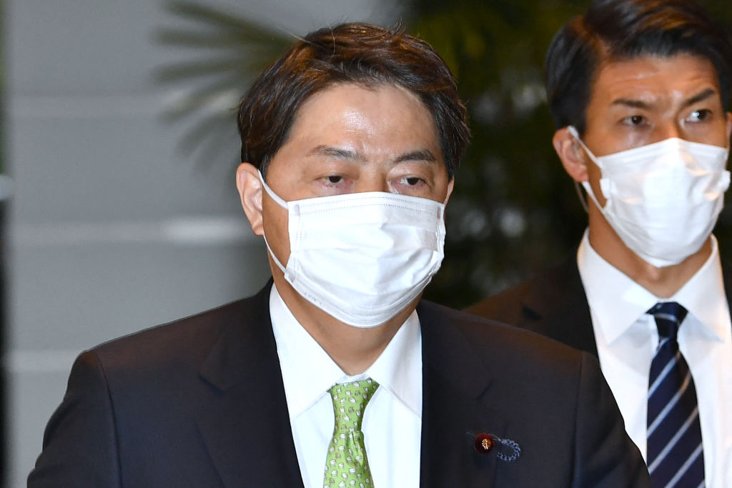 日本新任外務大臣林芳正（左）的「親中背景」，引發各界關注。資料照。（KAZUHIRO NOGI/AFP via Getty Images）