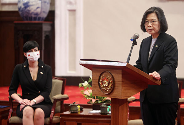 2023年3月27日,台灣總統蔡英文(右)接見來訪的捷克眾議院議長阿達莫娃(Markéta Pekarová Adamová)(左)。蔡英文表示,艾達莫娃在強大壓力下,依然率團來訪,再次展現對台灣強勁支持,這也是台灣與捷克關係進展的重要里程碑。(鄭傑文 / 中央社)