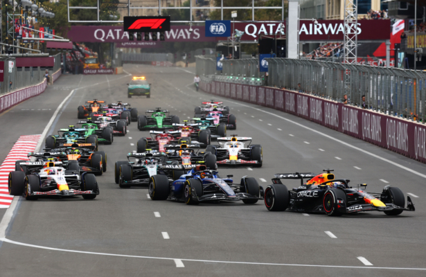 2025年9月21日,F1大獎賽阿塞拜疆站正賽,杆位起步的紅牛荷蘭車手韋斯達賓(Max Verstappen)率先衝線,奪得本賽季第四個分站冠軍。圖為比賽開始後,韋斯達賓駕駛紅牛賽車率先進入第一個彎道。(Mark Thompson/Getty Images)