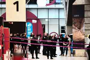  家暴男子在巴黎車站向警察揮刀 遭槍擊後自戕