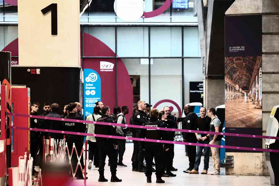  家暴男子在巴黎車站向警察揮刀 遭槍擊後自戕