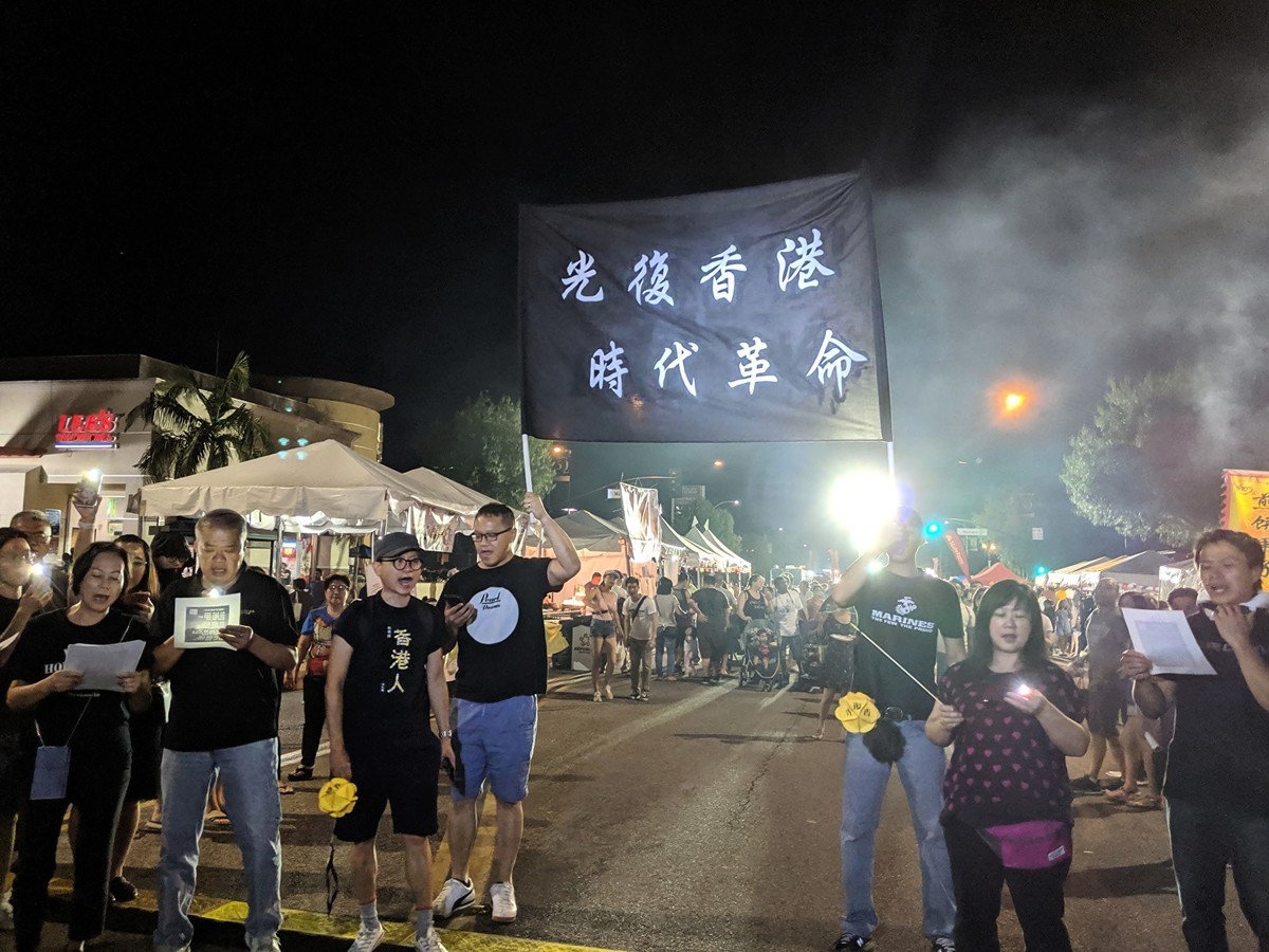 9月14日，兩百餘人在柔斯密市（Rosemead）舉辦中秋節街會上齊唱《願榮光歸香港》（Glory to Hong Kong）。（徐繡惠／大紀元）