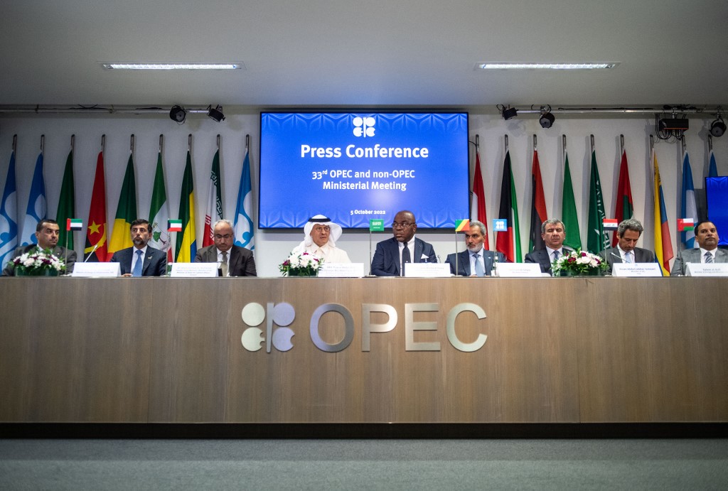 自COVID-19大流行開始以來，於當地時間周三（2022年10月5日），OPEC+的能源部長們在維也納首次召開面對面會議，會後宣布從11月開始每天減產200萬桶，超出預期。 （Vladimir Simicek/AFP）