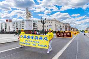 德國學員柏林集會遊行 歡慶世界法輪大法日