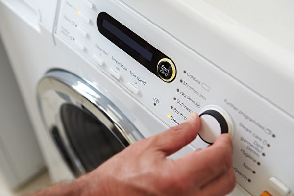 在清理洗衣機時，要選擇棉質洗程。（Shutterstock）
