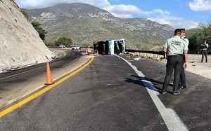 墨西哥南部載移民巴士側翻 18死27傷