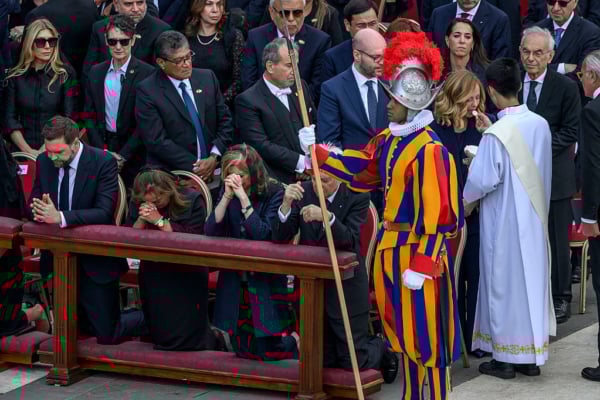 2025年5月18日,梵蒂岡城聖伯多祿廣場舉行了教宗良十四世(Pope Leo XIV)就職彌撒。期間,美國副總統萬斯(JD Vance)、秘魯總統迪娜·博盧阿爾特(Dina Boluarte)及意大利第一夫人勞拉·馬塔雷拉(Laura Mattarella)進行了祈禱。此外,意大利總理梅洛尼(Giorgia Meloni)(第二排右起第一位)領受聖餐。(Antonio Masiello/Getty Images)