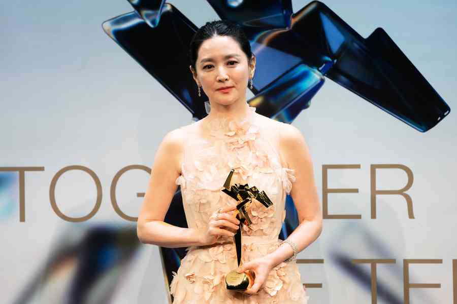 李英愛分享與秀彬合照 女兒是TXT粉絲成契機