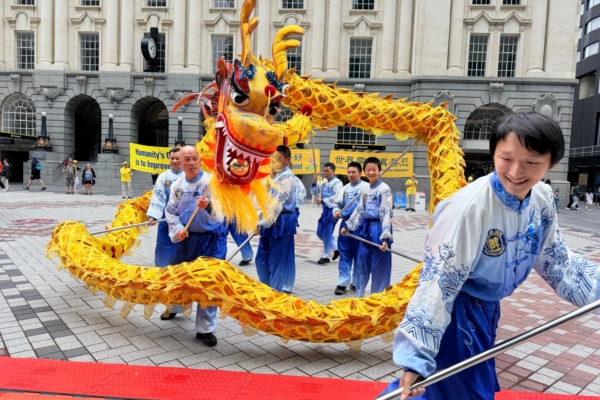 傳真相送祝福 紐西蘭法輪功學員慶新年