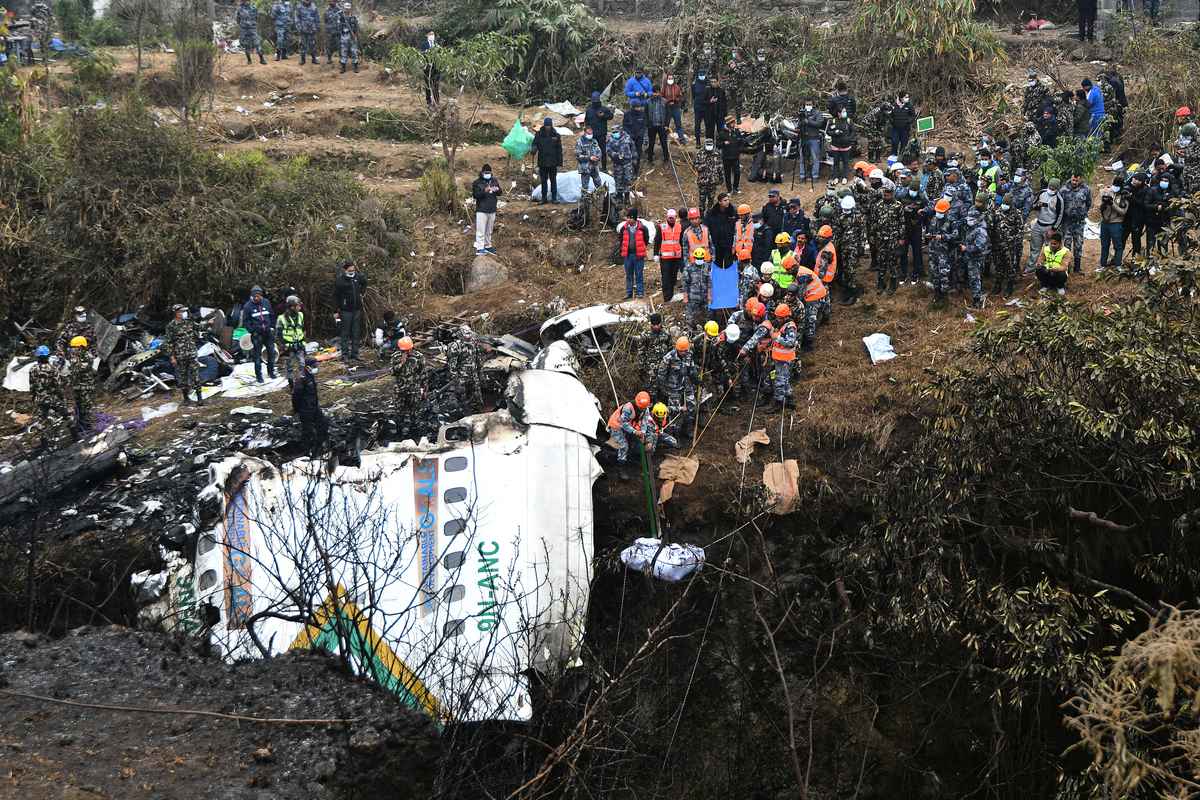2023年1月16日,尼泊爾博卡拉(Pokhara),雪人航空(Yeti airlines)一架載有72人的飛機於前一天墜毀後,救援人員拉出一具遇難者的遺體。(Prakash Mathema/AFP)