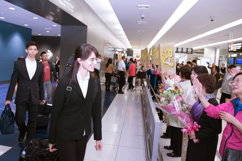 美國神韻世界藝術團一行於當地時間4月17日晚抵達位於名古屋的日本中部國際機場。（牛彬／大紀元）