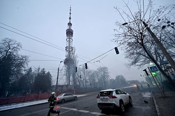 2022年3月1日，基輔主要電視塔遭到俄羅斯空襲。（SERGEI SUPINSKY/AFP via Getty Images）