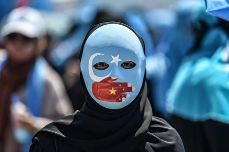 2018年7月5日，一名示威者在中國駐伊斯坦堡（Istanbul）領事館前參加抗議活動，譴責中國對待維吾爾族穆斯林的方式。（Ozan Kose/AFP/Getty Images）