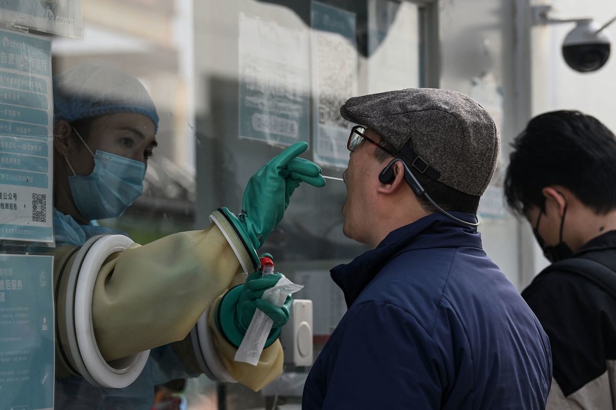2021年10月25日，中國北京市，一位市民正接受COVID-19（中共病毒、新冠病毒）的檢測。（NOEL CELIS/AFP via Getty Images）