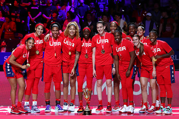 2022年10月1日，在澳洲女籃世界盃決賽上，美國隊以83:61戰勝中國隊衛冕成功，實現世界盃「四連冠」。中國隊則繼1994年之後，再次獲得世界盃亞軍。（Kelly Defina/Getty Images）