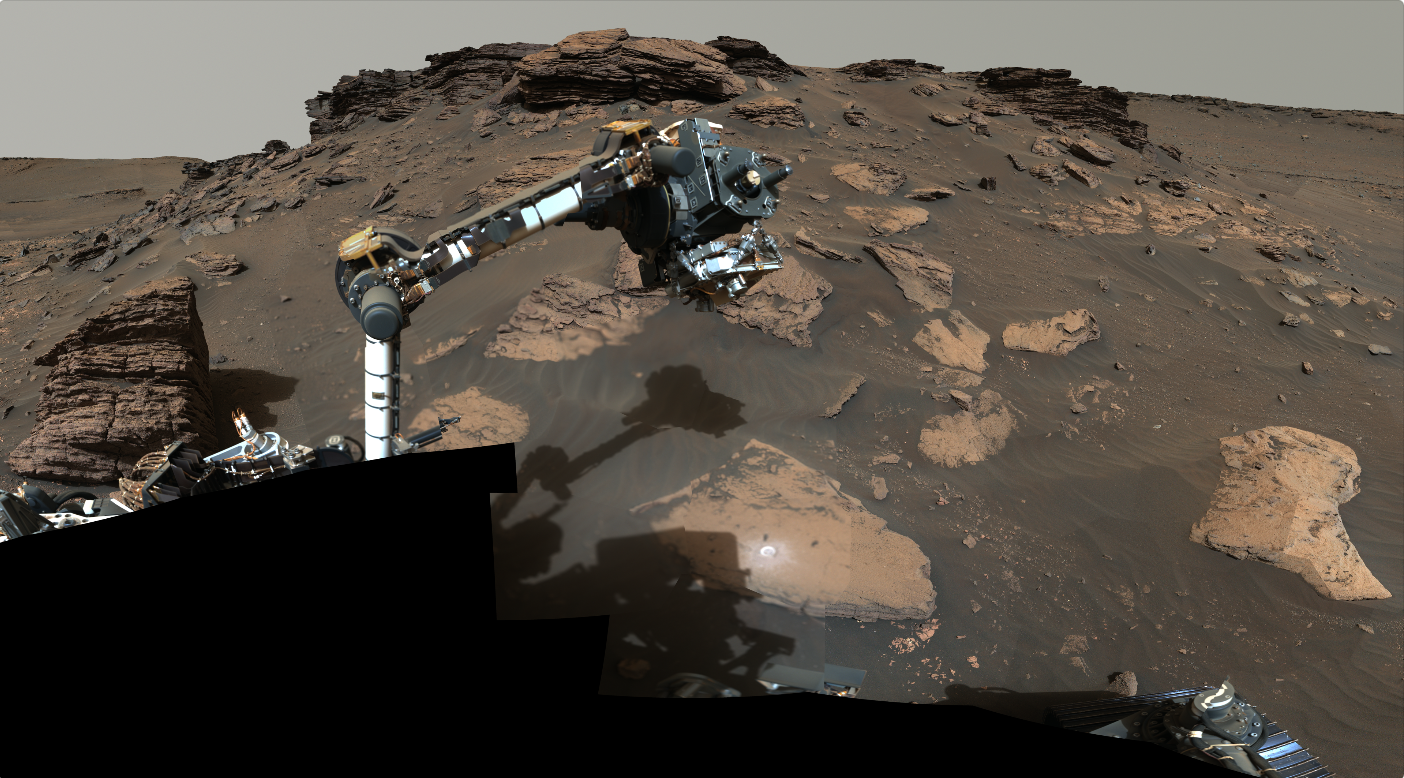 美國太空總署（NASA）的「毅力號」探測器將其機械臂放在火星傑澤羅火山口（Jezero Crater）一個名為「斯金納嶺」（Skinner Ridge）的岩石露頭周圍工作。這張馬賽克照片由多張圖片組成，顯示了三角洲峭壁上的分層沉積岩。（NASA/JPL-Caltech/ASU/MSSS）
