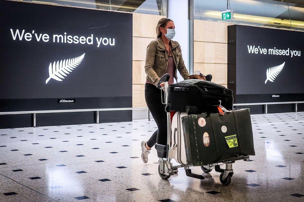 悉尼機場資料照，一名從紐西蘭返回悉尼的旅客正在經過機場「我們想念你」的標誌前。（DAVID GRAY/AFP via Getty Images）
