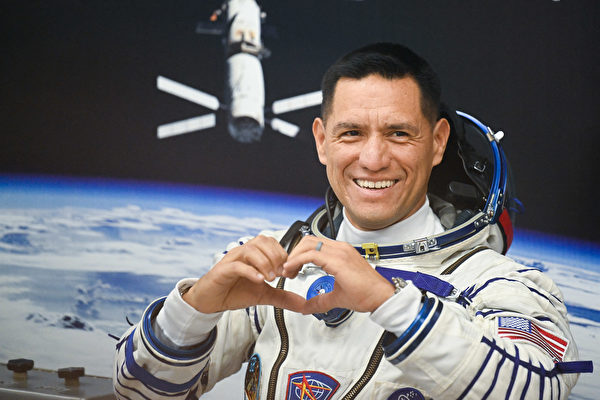 2022年9月21日,哈薩克斯坦拜科努爾(Baikonur),美國太空總署太空人弗蘭克‧魯比奧(Frank Rubio)將搭乘「聯盟」(Soyuz)MS-22宇宙飛船前往國際太空站,出發前他測試宇航服時以雙手比出愛心的形狀。(Natalia Kolesnikova/AFP)
