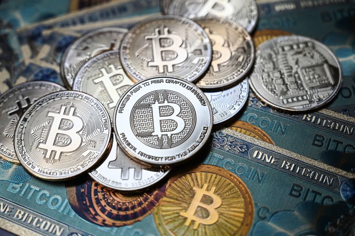 比特幣（Bitcoin）總值超過九千億美元（約新台幣24.8兆元），僅低於少數大型企業。（OZAN KOSE/AFP via Getty Images）