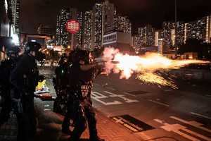 香港抗議者消滅催淚彈新招 一人10秒搞定