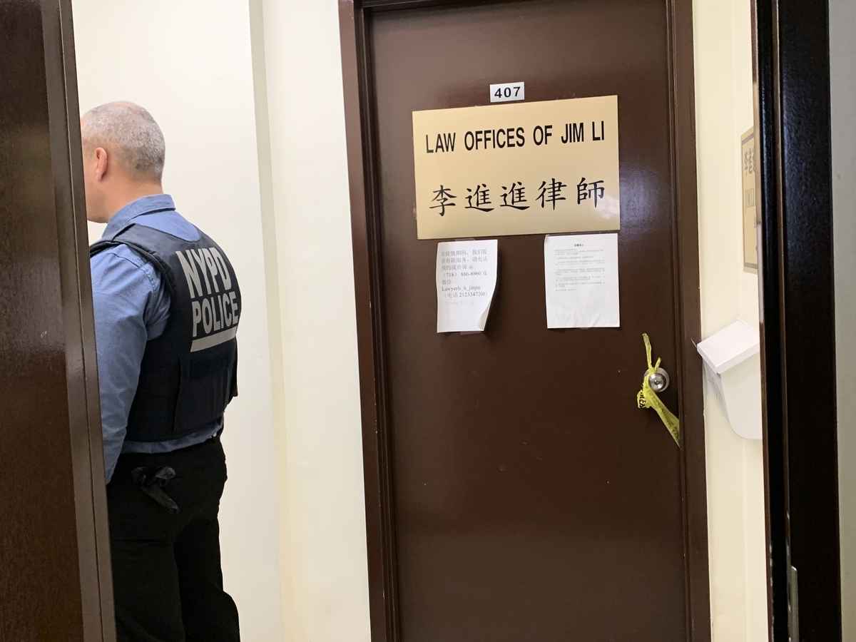 警方在李進進律師事務所調查，封鎖了現場。（林丹/大紀元）