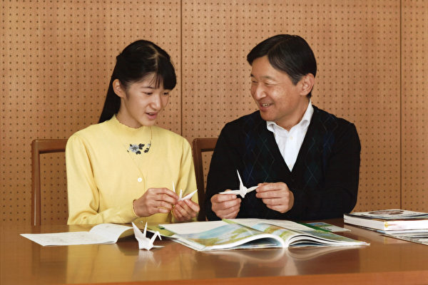 日本皇太子與皇太子妃雅子所生的長女愛子15歲生日，圖為愛子和父親皇太子德仁（右）。（AFP）