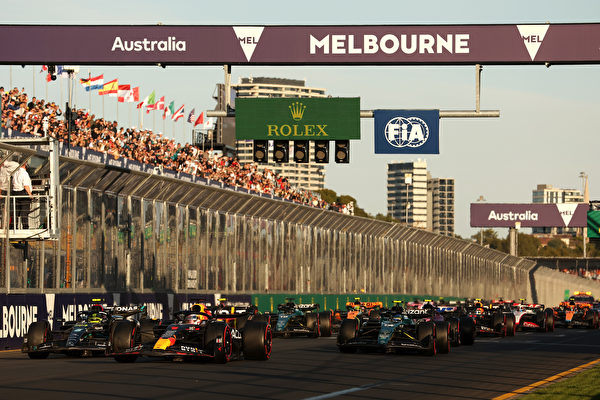 2023年4月2日,F1澳洲站,杆位發車的荷蘭車手韋斯達賓(Max Verstappen)起步時遭遇麻煩,但憑藉紅牛賽車的優勢,奪得本賽季第二個分站冠軍。圖為韋斯達賓(中)駕駛紅牛賽車率先衝過終點。(Robert Cianflone/Getty Images)