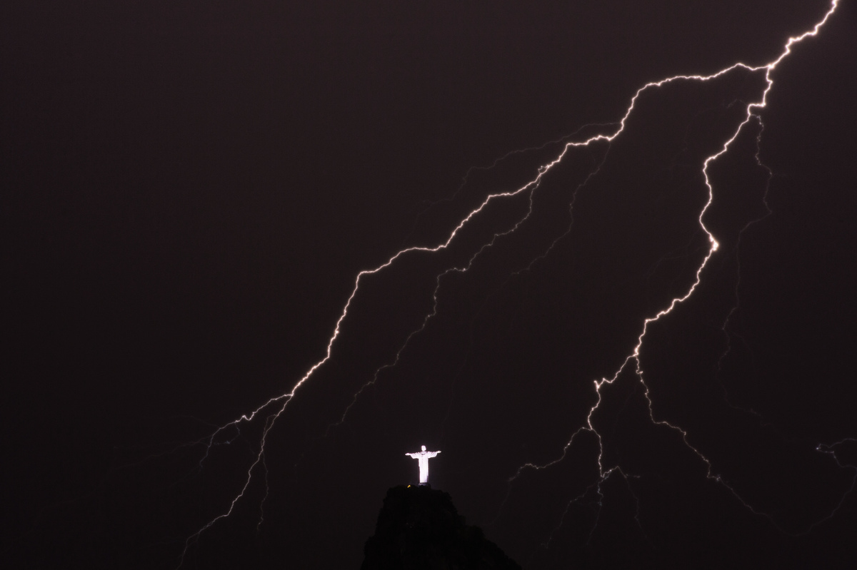 世界氣象組織指出，2018年10月31日出現在巴西的一道閃電橫跨超過700公里的距離，創下新的世界紀錄。圖為2014年1月14日，巴西里約熱內盧基督像上空的閃電，與本文無關。（YASUYOSHI CHIBA/AFP via Getty Images）