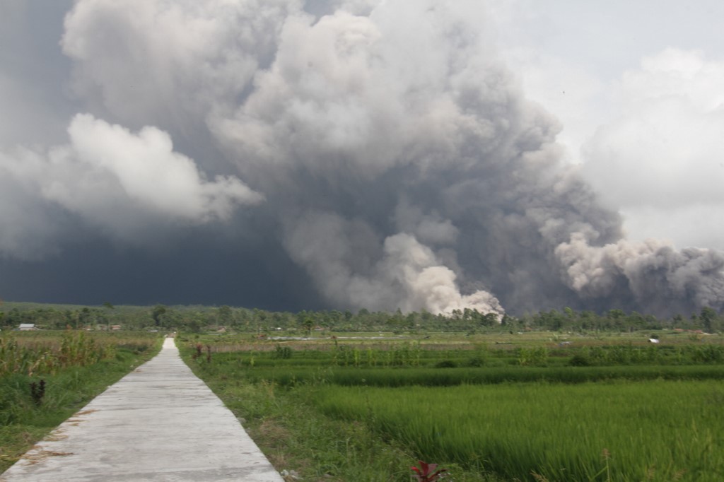  2022年12月4日，印尼塞梅魯火山噴發。（Agus Harianto / AFP）