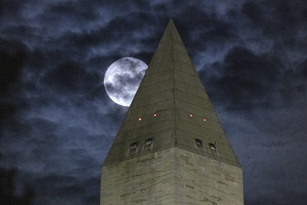 2022年8月11日，美國華盛頓特區，超級月亮部份被華盛頓紀念碑（Washington Monument）遮住。（Chip Somodevilla/Getty Images）