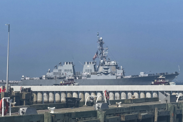 2025年6月24日,阿利‧伯克級導彈驅逐艦馬漢號(DDG 72)離開諾福克海軍基地,執行定期部署任務。(U.S. Navy photo by Mass Communication Specialist 1st Class Anderson W. Branch)