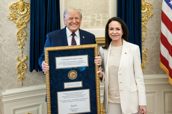 特朗普接受馬查多贈予諾貝爾和平獎章