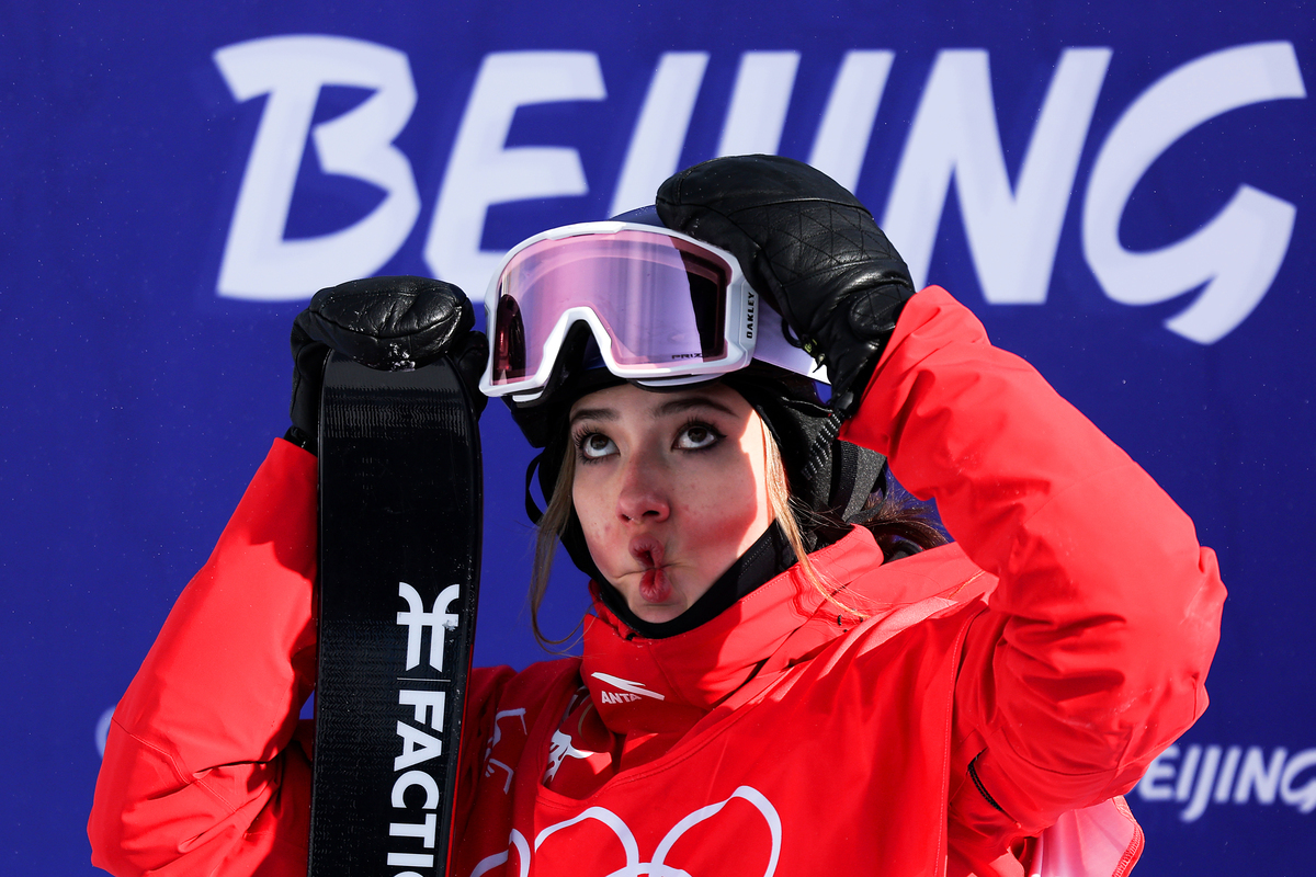 2022年2月15日，在2022冬奧會自由式滑雪女子坡面障礙技巧決賽中，瑞士好手格雷莫德以86.56分的成績，領先代表中國出場的谷愛凌0.33分，奪得冠軍。圖為谷愛凌賽後等待比賽結果時的表情。（Maddie Meyer/Getty Images）