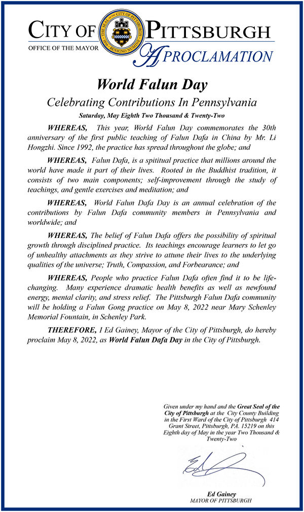 匹茲堡市長埃德‧蓋尼（Ed Gainey）頒發褒獎狀，宣布匹茲堡世界法輪大法日。（大紀元）