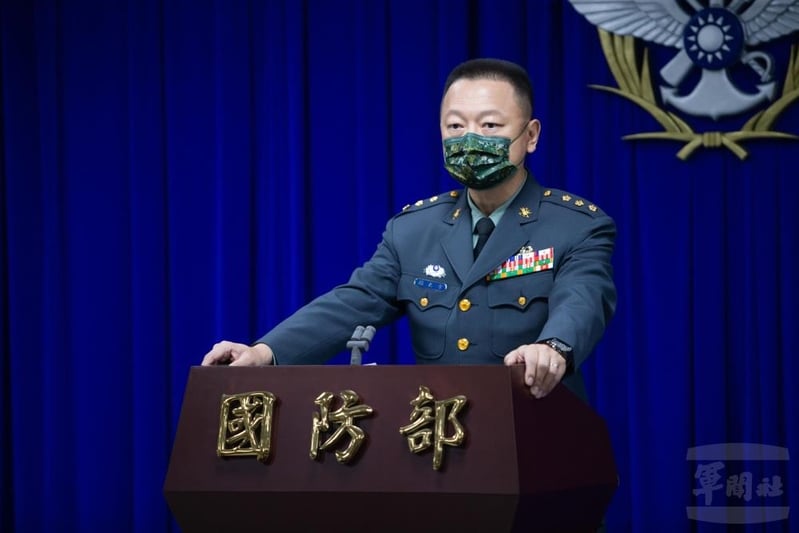 2022年4月12日，中華民國國防部發言人孫立方上校主持「全民國防手冊（範本）」公布記者會。（軍聞社提供）