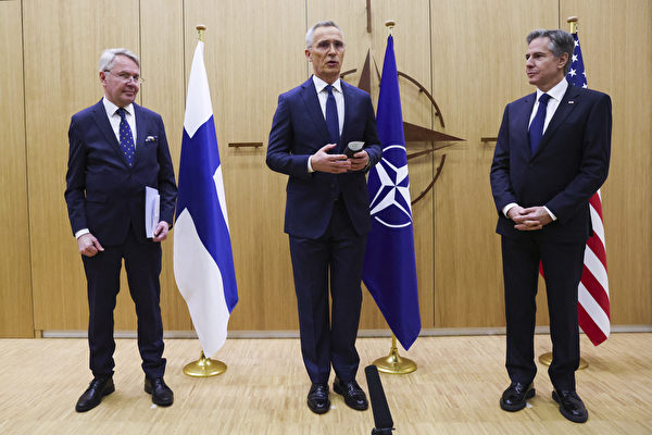 2023年4月4日,比利時布魯塞爾,北約(NATO)總部舉行的芬蘭加入北約儀式上,芬蘭外交部長哈維斯托(Pekka Haavisto,左)、美國國務卿布林肯(Antony Blinken,右)出席,北約秘書長斯托爾滕貝格(Jens Stoltenberg,中)發表講話。(Johanna Geron/Pool/AFP)