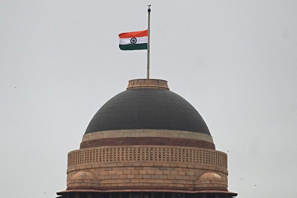 2022年7月9日，印度總統府的國旗降半旗，以悼念日本前首相安倍晉三。（Sajjad HUSSAIN / AFP）