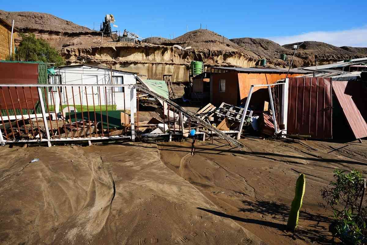 2026年8月17日，智利阿塔卡馬大區（Atacama）科皮亞波省卡爾德拉公社的別霍港（Puerto Viejo）因極端暴雨引發嚴重的泥石流災情，一處民宅遭到損毀。（Patricio Banda/AFP via Getty Images）