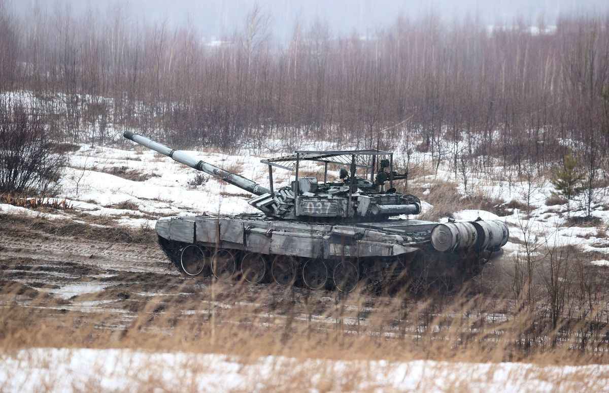 網上短片顯示，俄軍坦克蓄意輾壓一輛烏克蘭民用車輛。圖為2022年2月17日，在俄羅斯與白俄羅斯的聯合軍演中出現的一輛坦克。（MAXIM GUCHEK/BELTA/AFP via Getty Images）