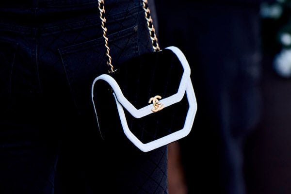 自2019年底以來，Chanel已將一些經典手袋的全球價格提高了近三分之二，但仍吸引大批消費者瘋狂購買。（Carlos Alvarez/Getty Images）