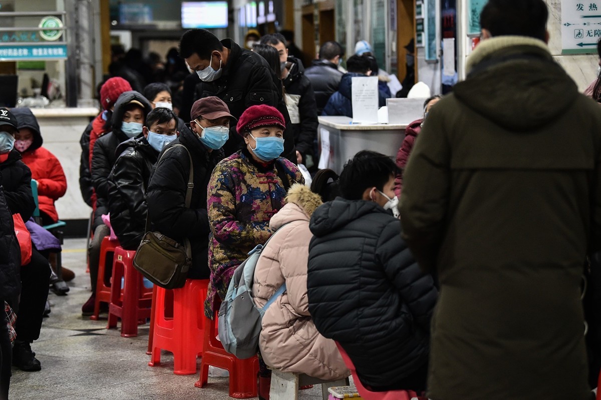 圖為2020年1月24日在武漢醫院門外等待就醫的市民。（HECTOR RETAMAL/AFP via Getty Images）