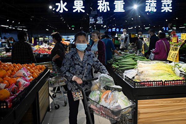 2022年4月25日，北京的一家超市，市民在搶購蔬菜等。（Wang Zhao/AFP）