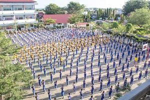 八百名印尼巴淡島中學師生 學煉法輪功