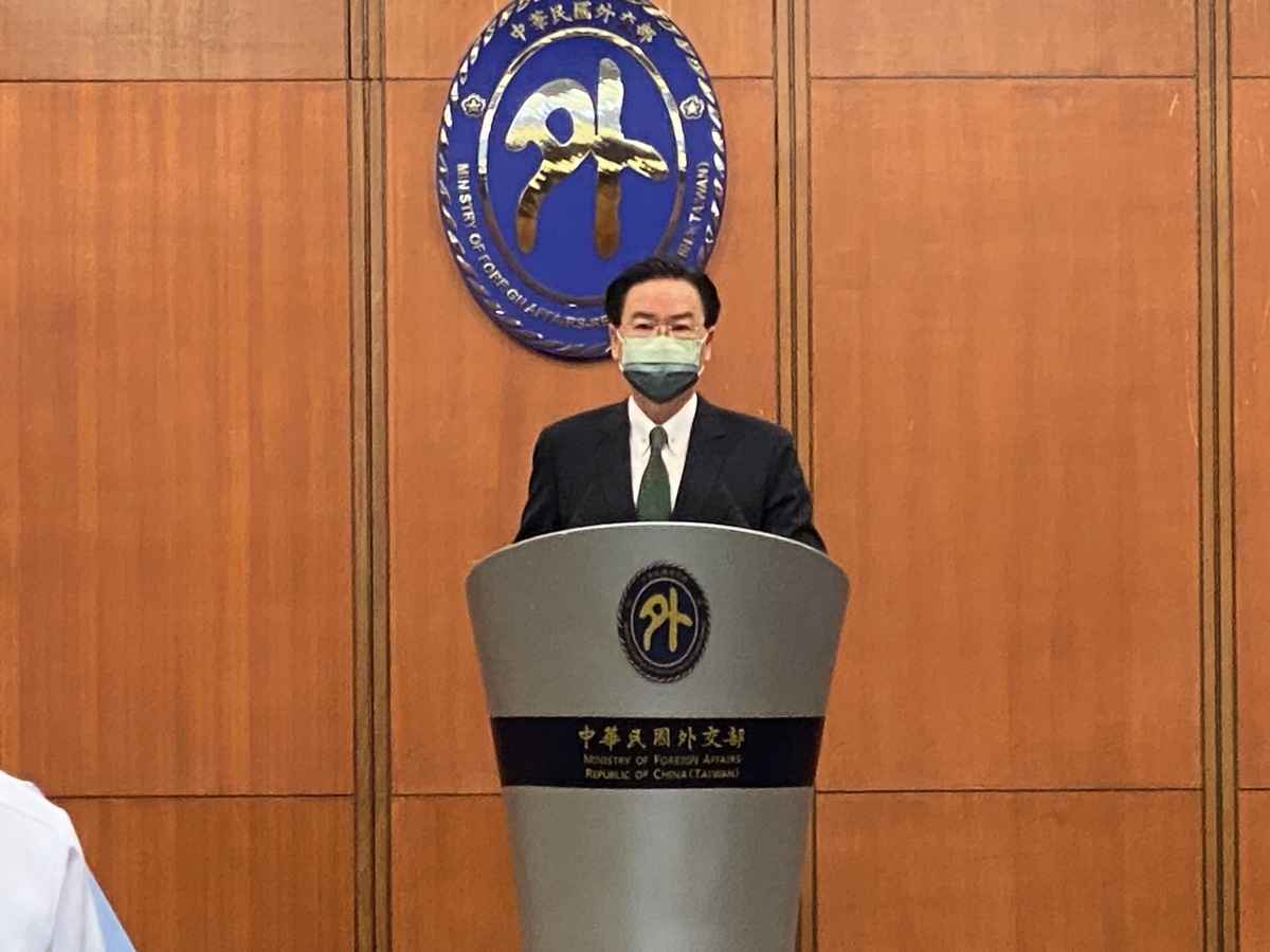 台灣外交部長吳釗燮2022年8月9日在外交部召開「我國針對中國軍事挑釁的回應」國際記者會。（李怡欣／大紀元）