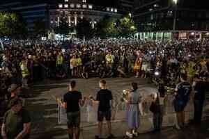 塞爾維亞再爆大規模示威 數萬人籲提前大選