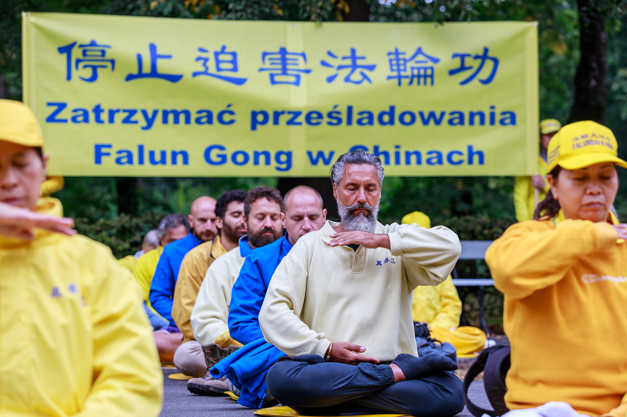 9月10日晨，歐洲多國部份法輪大法學員在華沙城市公園The Saxon Garden集體煉功。（張清䬙／大紀元）